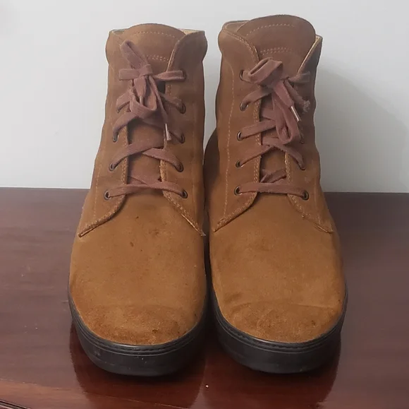 Tod's Men's Tan Suede Chukka Boots with Vibram Soles Size 10